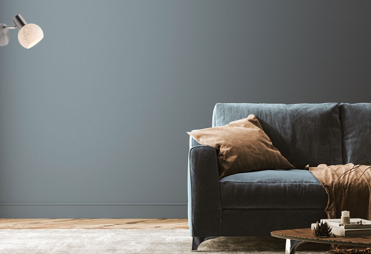 Απεικονίζεται το σποτ στο χώρο του σαλονιού.